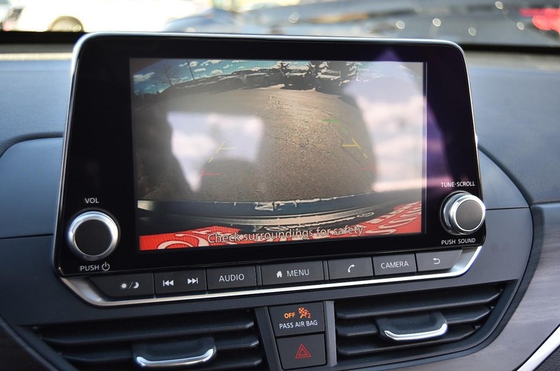 Nissan Altima Vehicle Full-screen Gallery Image 13