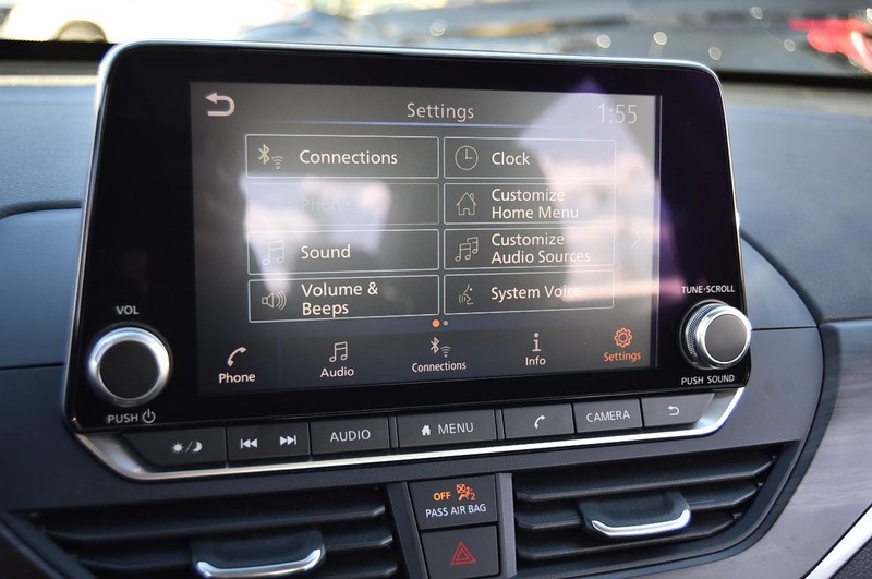 Nissan Altima Vehicle Full-screen Gallery Image 14