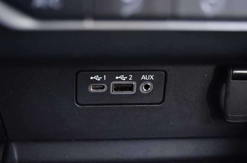 Nissan Altima Vehicle Full-screen Gallery Image 16