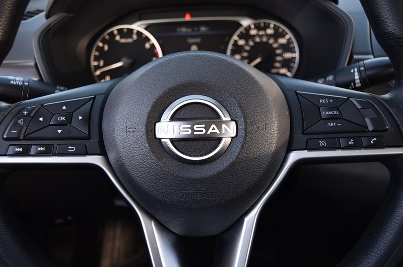 Nissan Altima Vehicle Full-screen Gallery Image 18