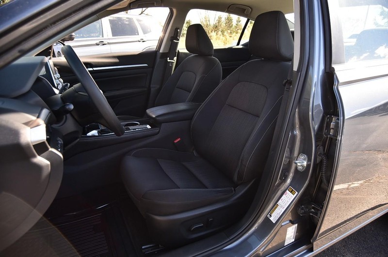 Nissan Altima Vehicle Full-screen Gallery Image 19