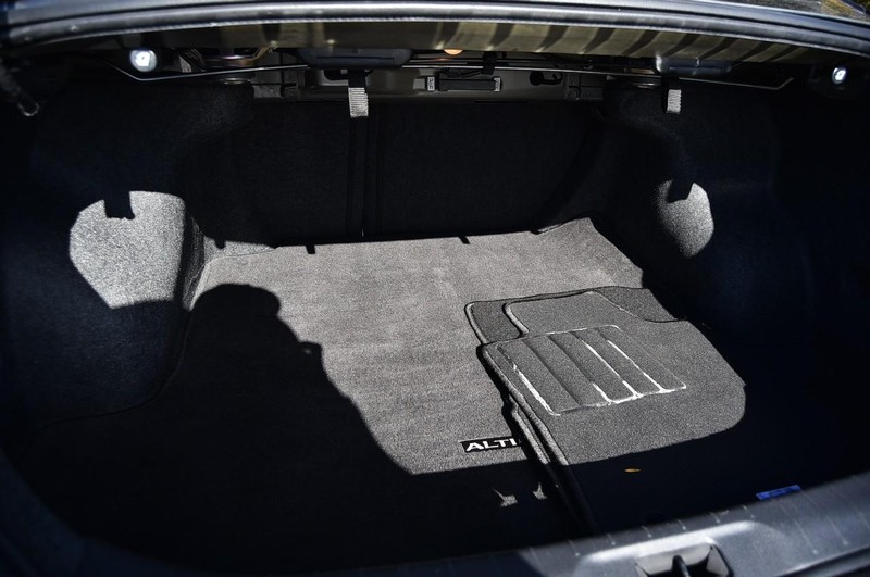 Nissan Altima Vehicle Full-screen Gallery Image 23