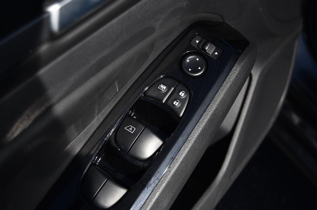 Nissan Altima Vehicle Image 09