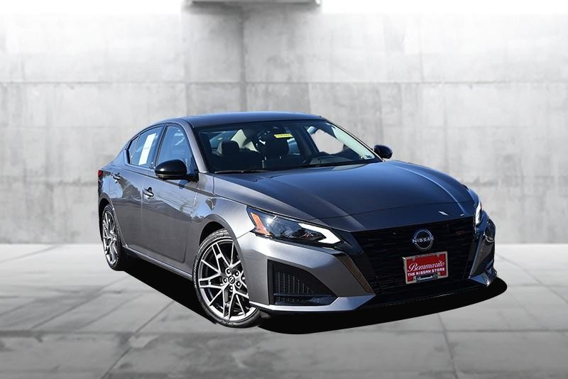 Nissan Altima Vehicle Full-screen Gallery Image 2