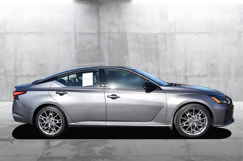 Nissan Altima Vehicle Full-screen Gallery Image 5