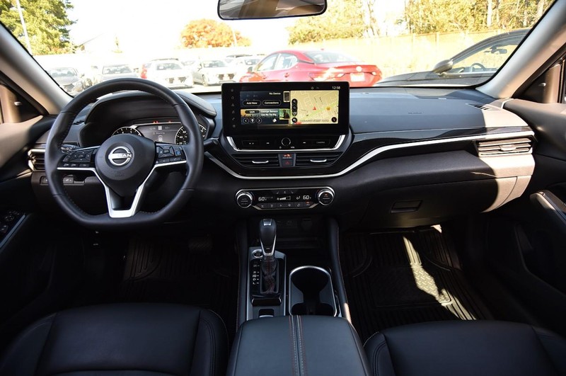 Nissan Altima Vehicle Full-screen Gallery Image 8