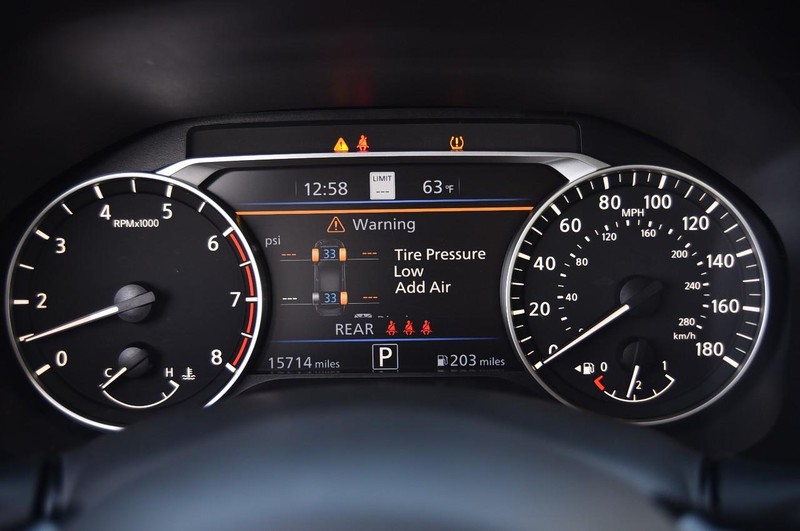 Nissan Altima Vehicle Full-screen Gallery Image 12