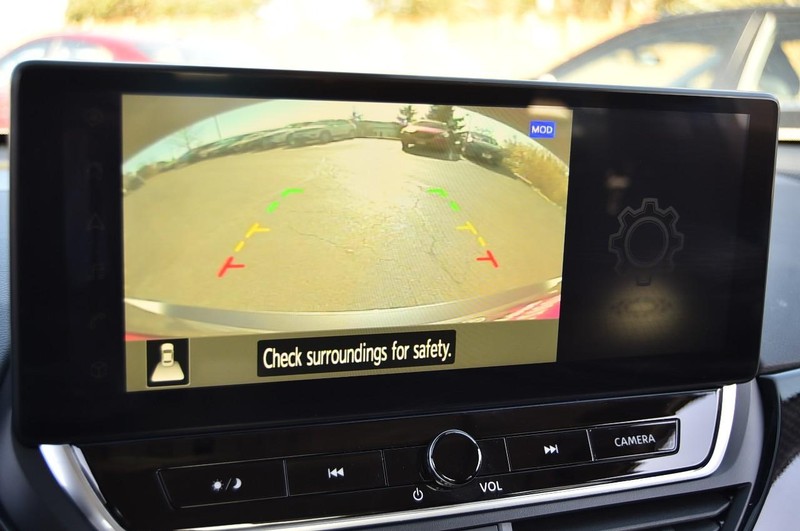 Nissan Altima Vehicle Full-screen Gallery Image 15