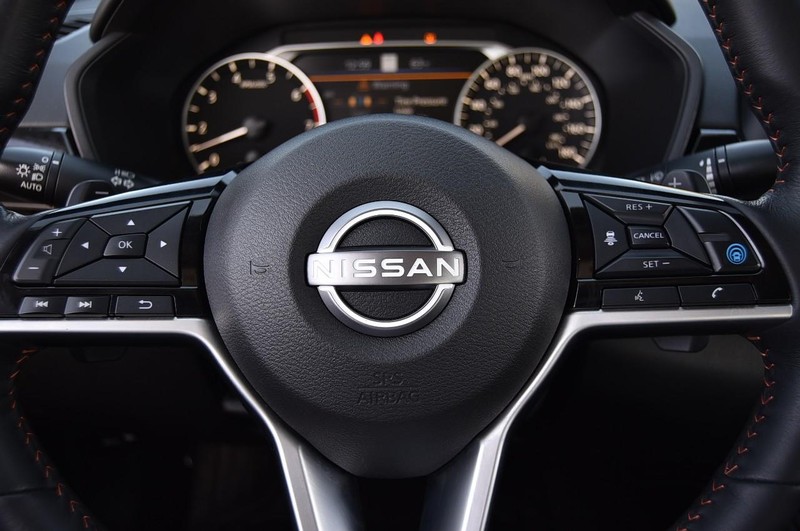 Nissan Altima Vehicle Full-screen Gallery Image 20