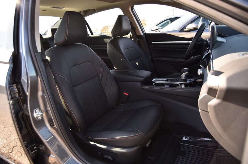 Nissan Altima Vehicle Full-screen Gallery Image 22