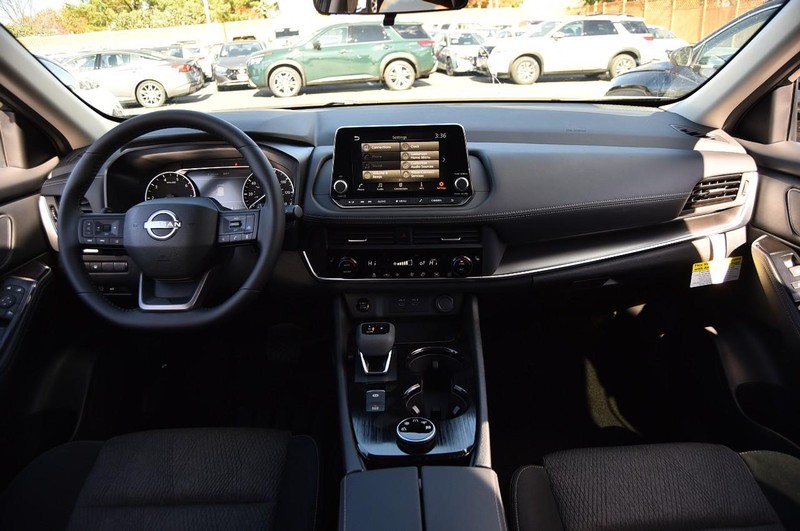 Nissan Rogue Vehicle Image 08