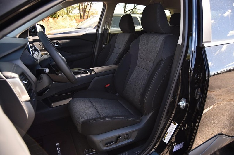 Nissan Rogue Vehicle Image 19