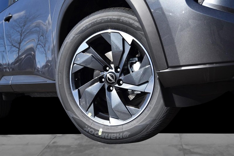 Nissan Rogue Vehicle Image 03