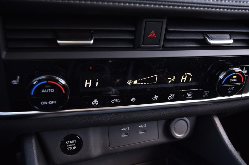 Nissan Rogue Vehicle Image 15