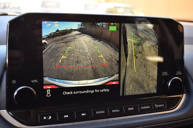 Nissan Rogue Vehicle Image 15