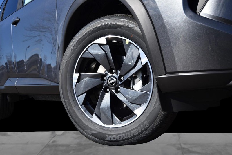 Nissan Rogue Vehicle Full-screen Gallery Image 3