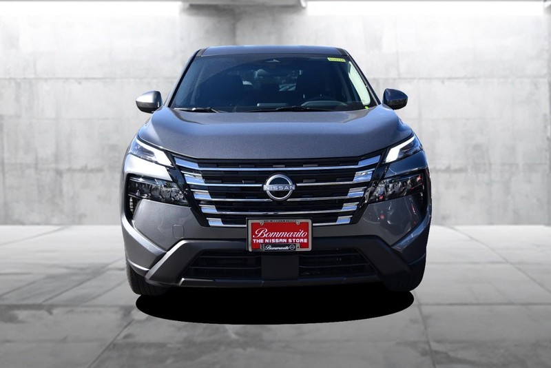 Nissan Rogue Vehicle Full-screen Gallery Image 4