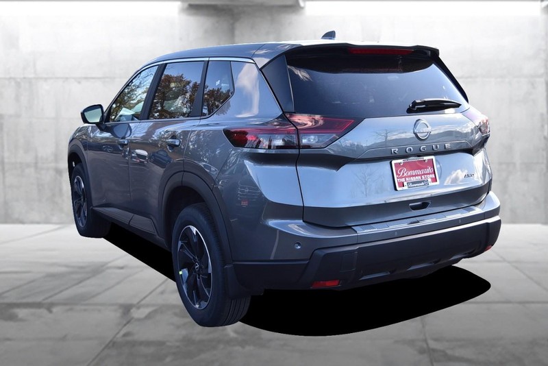 Nissan Rogue Vehicle Full-screen Gallery Image 7