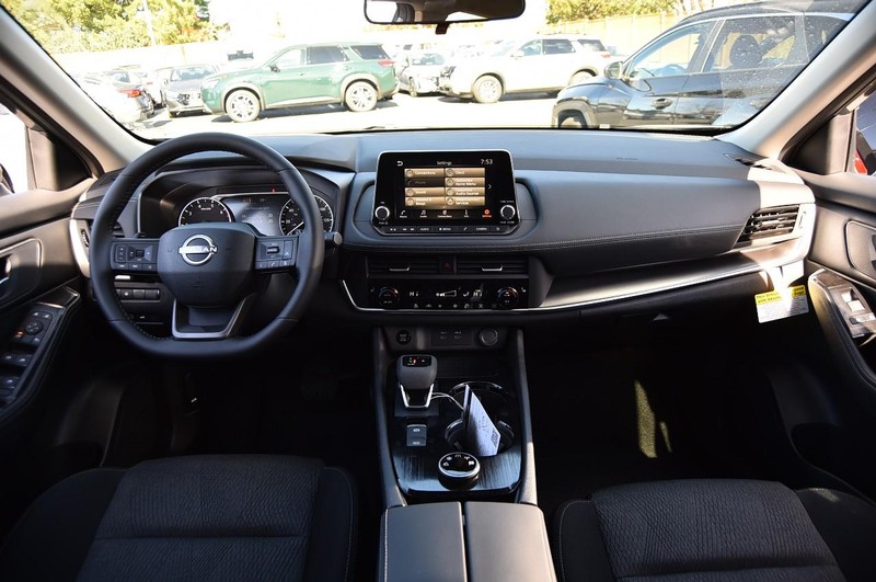 Nissan Rogue Vehicle Full-screen Gallery Image 8