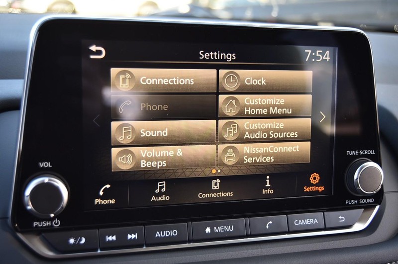 Nissan Rogue Vehicle Full-screen Gallery Image 14