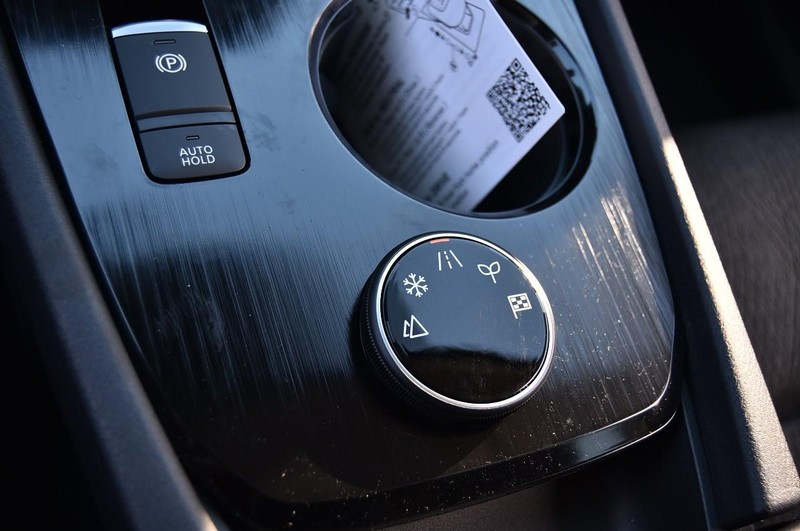 Nissan Rogue Vehicle Full-screen Gallery Image 17