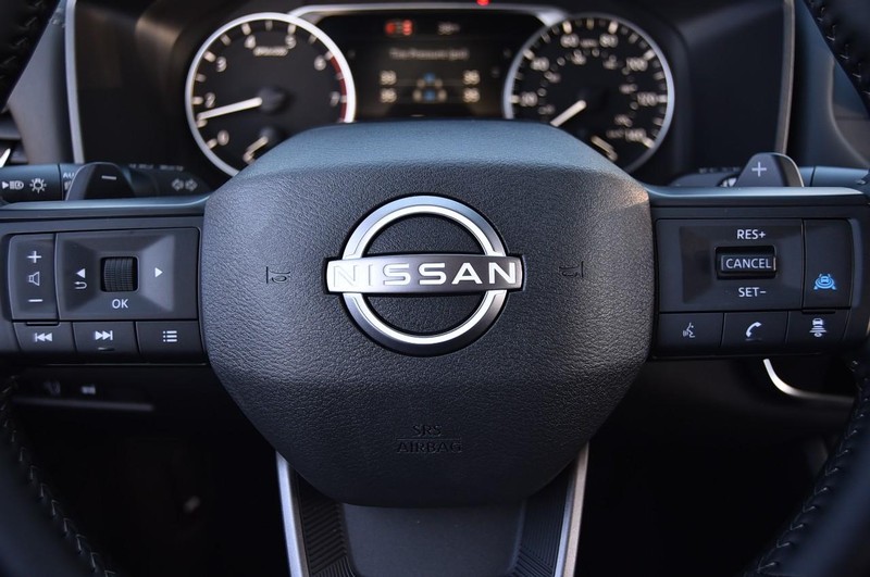 Nissan Rogue Vehicle Full-screen Gallery Image 18