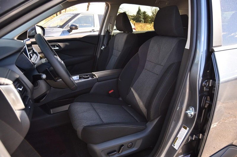 Nissan Rogue Vehicle Full-screen Gallery Image 19