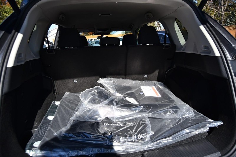 Nissan Rogue Vehicle Full-screen Gallery Image 24