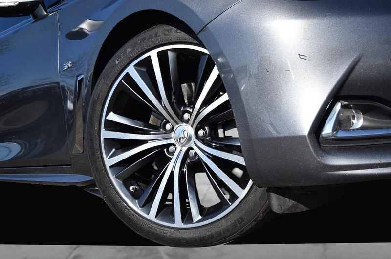 INFINITI Q60 Vehicle Full-screen Gallery Image 03