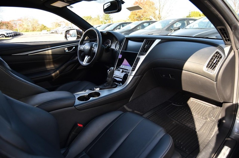 INFINITI Q60 Vehicle Full-screen Gallery Image 09