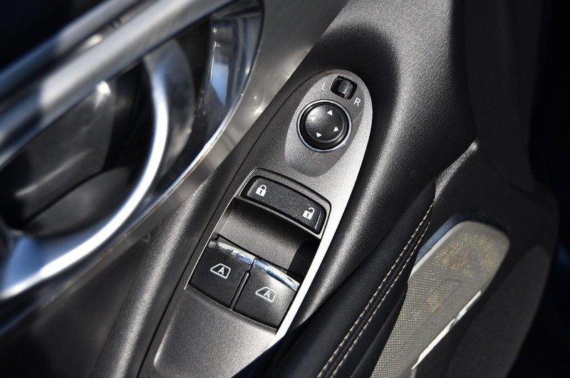 INFINITI Q60 Vehicle Full-screen Gallery Image 10