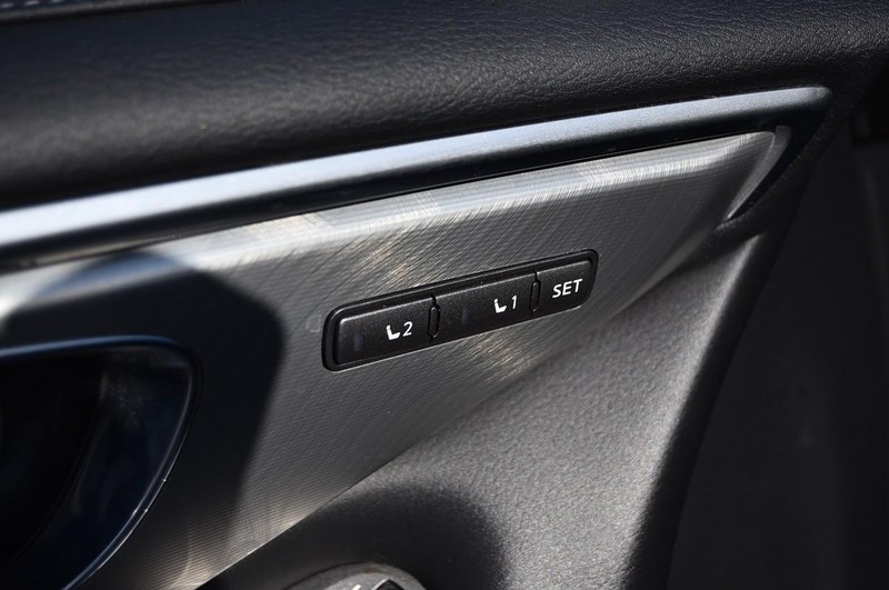 INFINITI Q60 Vehicle Full-screen Gallery Image 12