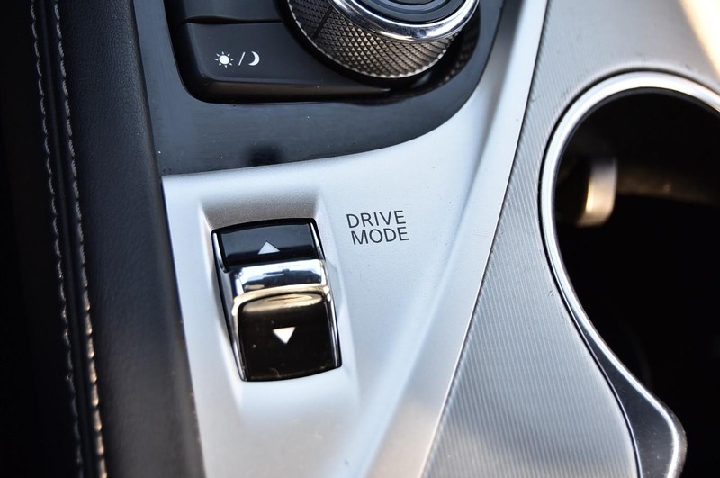 INFINITI Q60 Vehicle Full-screen Gallery Image 20