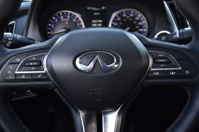 INFINITI Q60 Vehicle Full-screen Gallery Image 22