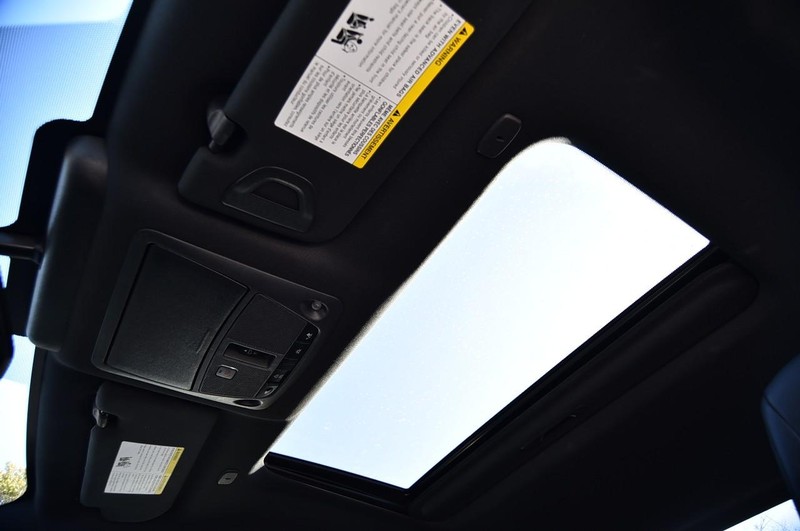 INFINITI Q60 Vehicle Full-screen Gallery Image 25