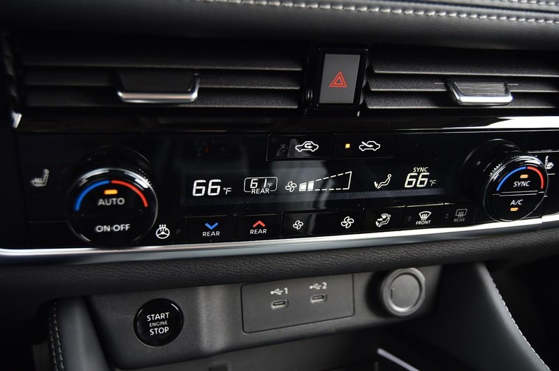 Nissan Rogue Vehicle Full-screen Gallery Image 20