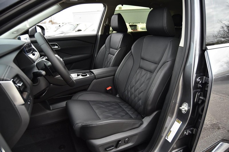 Nissan Rogue Vehicle Full-screen Gallery Image 24