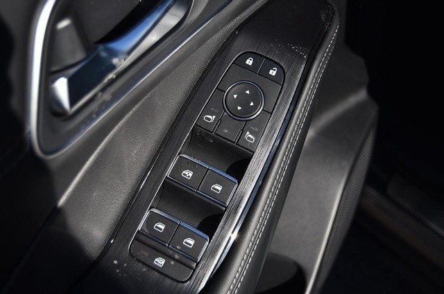 Nissan Rogue Vehicle Image 09