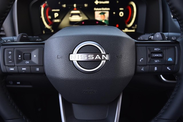 Nissan Rogue Vehicle Image 24