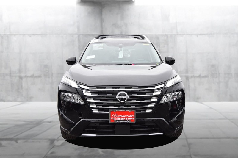 Nissan Rogue Vehicle Full-screen Gallery Image 4