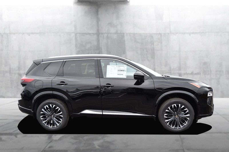 Nissan Rogue Vehicle Full-screen Gallery Image 5