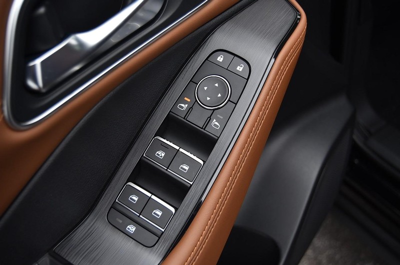 Nissan Rogue Vehicle Full-screen Gallery Image 9