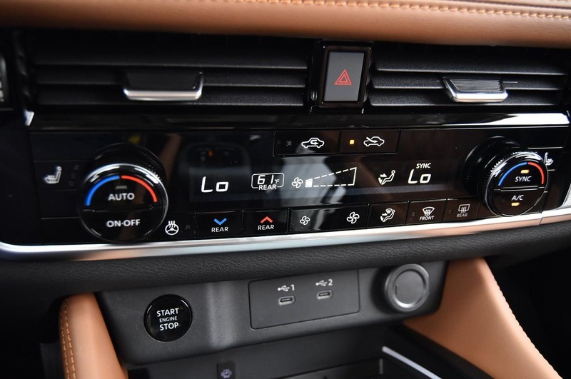 Nissan Rogue Vehicle Full-screen Gallery Image 19