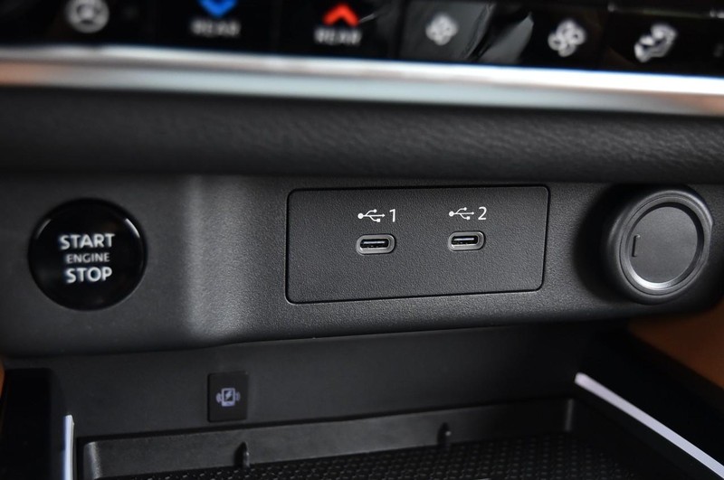 Nissan Rogue Vehicle Full-screen Gallery Image 20