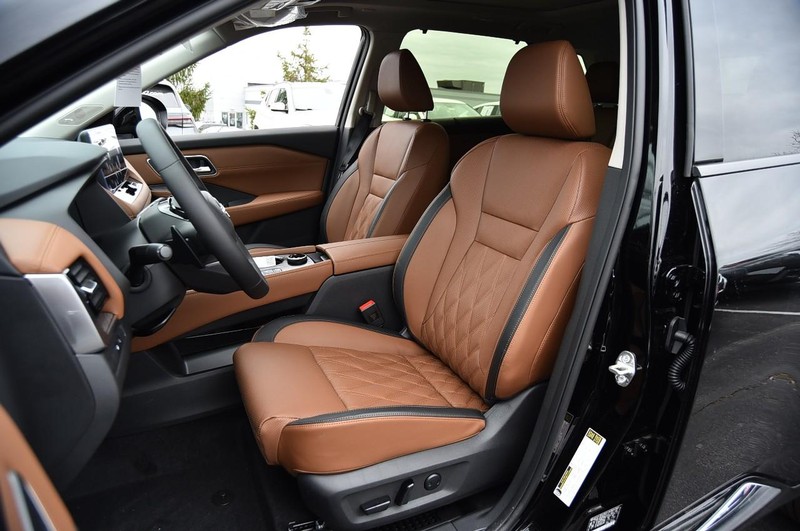 Nissan Rogue Vehicle Full-screen Gallery Image 23