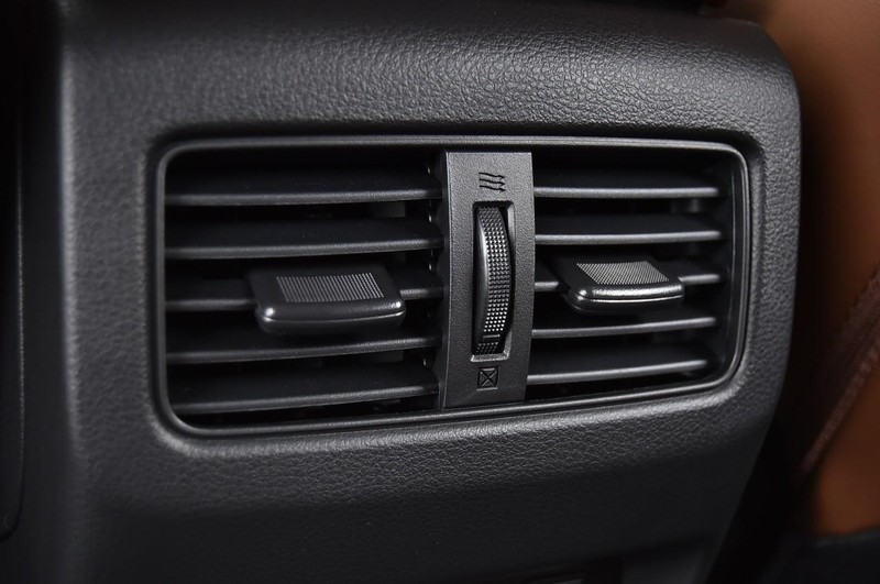 Nissan Rogue Vehicle Full-screen Gallery Image 27