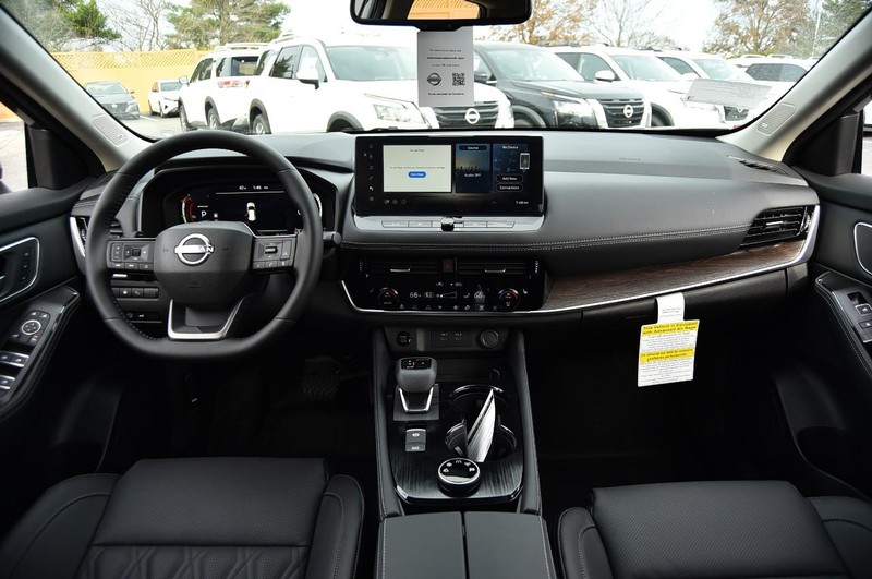 Nissan Rogue Vehicle Full-screen Gallery Image 8