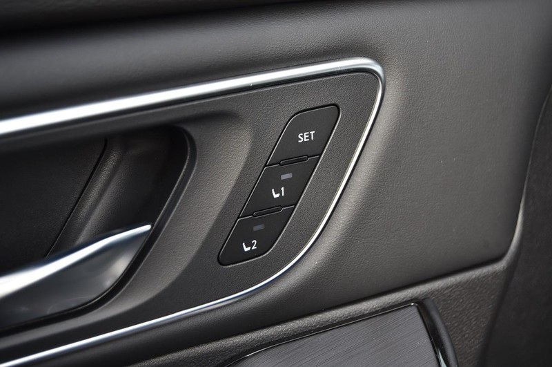 Nissan Rogue Vehicle Full-screen Gallery Image 10