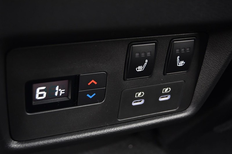 Nissan Rogue Vehicle Full-screen Gallery Image 29