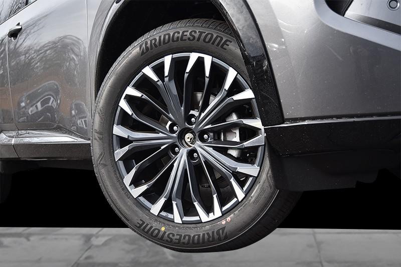 Nissan Rogue Vehicle Full-screen Gallery Image 3